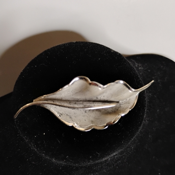 Vintage Signed Wells Sterling 925 Silver Leaf Brooch - Picture 5 of 5